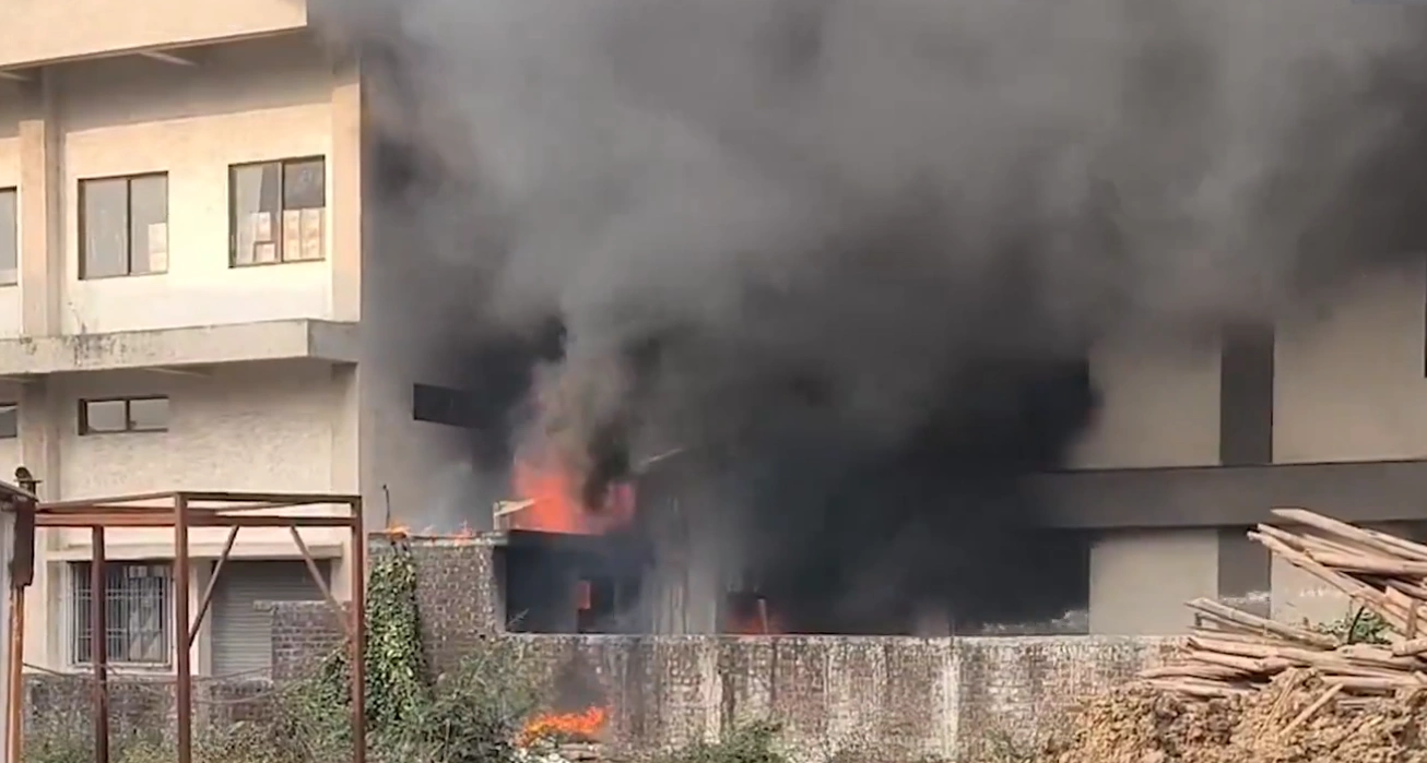 Vapi Fire Vibrant Business Park: 2 Injured in Anusuya Surgical Blaze &ndash; Safety Tips